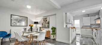 5x Bed Central Townhouse (Sleeps 9x) w. Parking