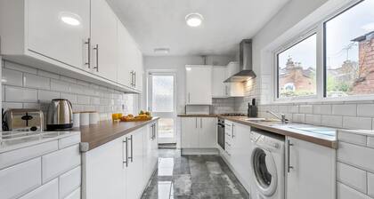 5x Bed Central Townhouse (Sleeps 9x) w. Parking