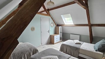 2 bedrooms, iron/ironing board, free WiFi, bed sheets