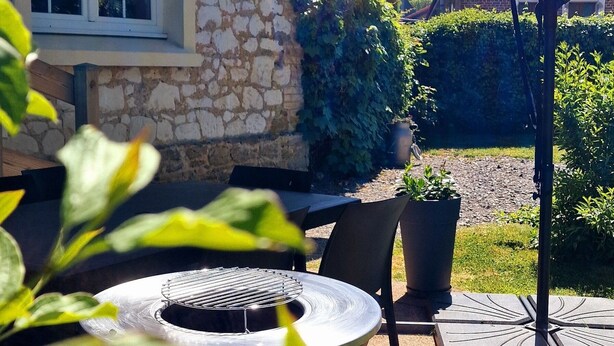 An outdoor patio with a grill, a table, and chairs. - La Grange, gîte between land and sea. (Verlincthun)