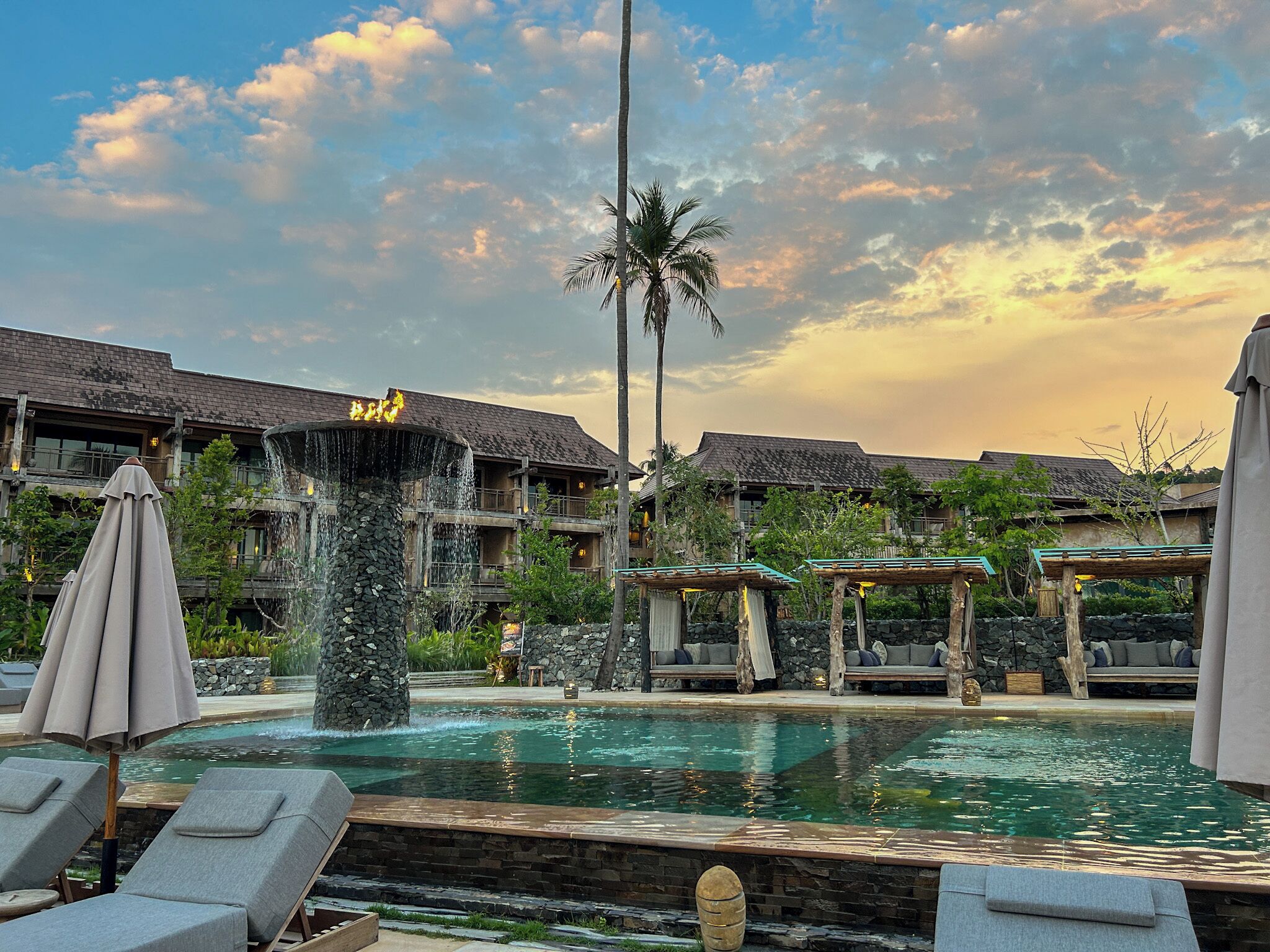 Piscine extérieure, cabanons gratuits, parasols de plage