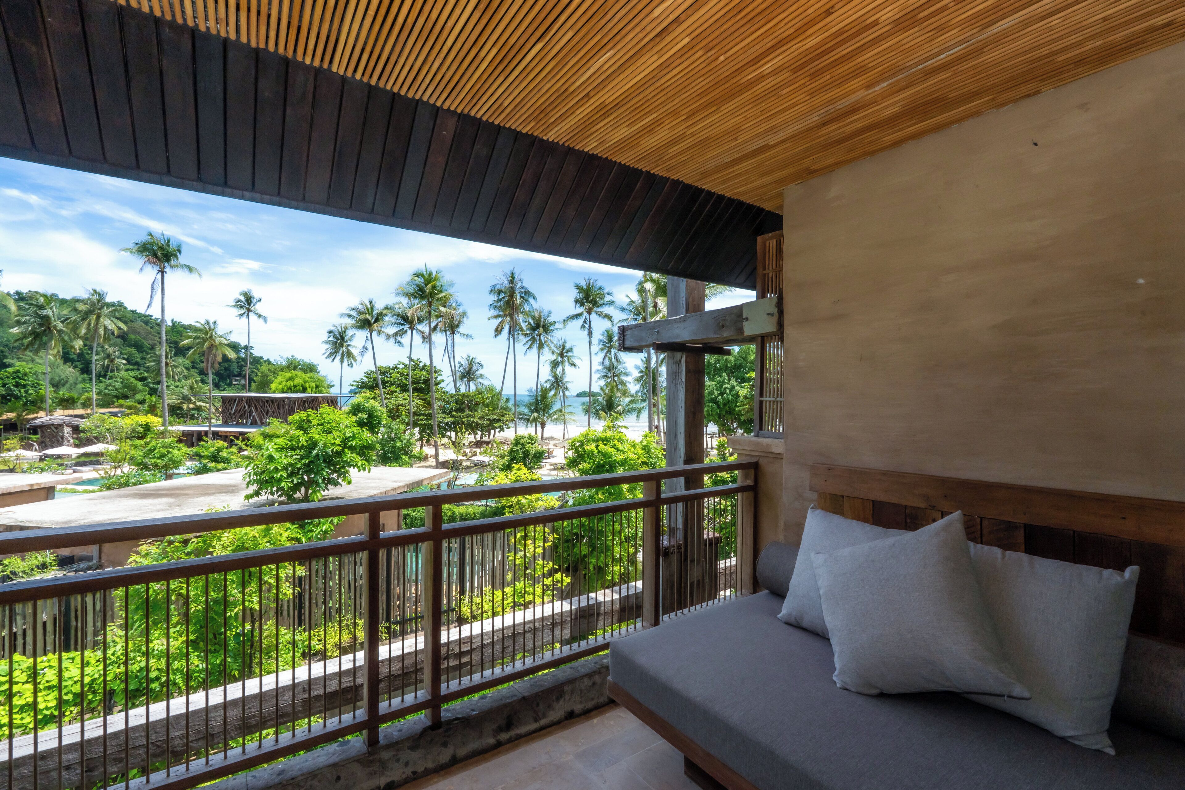 Grand Room, 1 King Bed, Sea View | Minibar, individually furnished, desk, laptop workspace