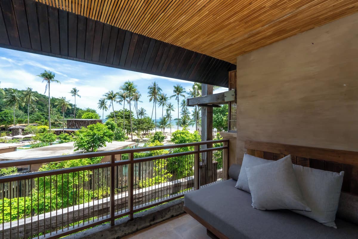 Grand Room, 1 King Bed, Sea View | Minibar, individually furnished, desk, laptop workspace