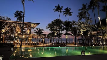 Outdoor pool, free pool cabanas, pool umbrellas