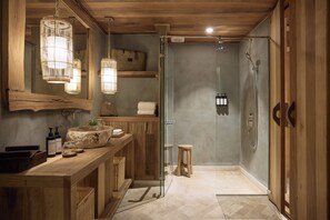 Baignoire et douche séparées, douche à « effet pluie », sèche-cheveux