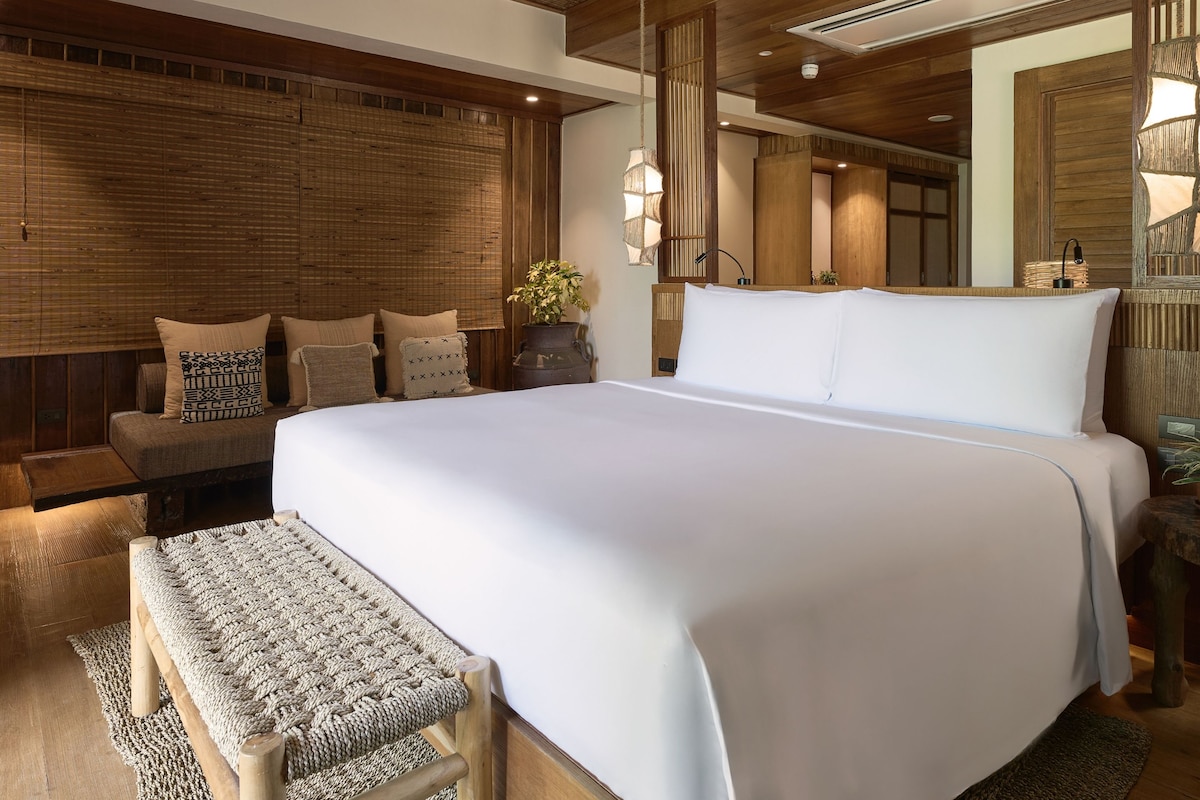 Grand Room, 1 King Bed, Pool Access, Garden View | Minibar, desk, laptop workspace, blackout drapes