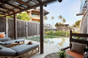 Villa, 3 slaapkamers, uitzicht op zee (Pool) | Een minibar, individueel gemeubileerd, een bureau, een laptopwerkplek