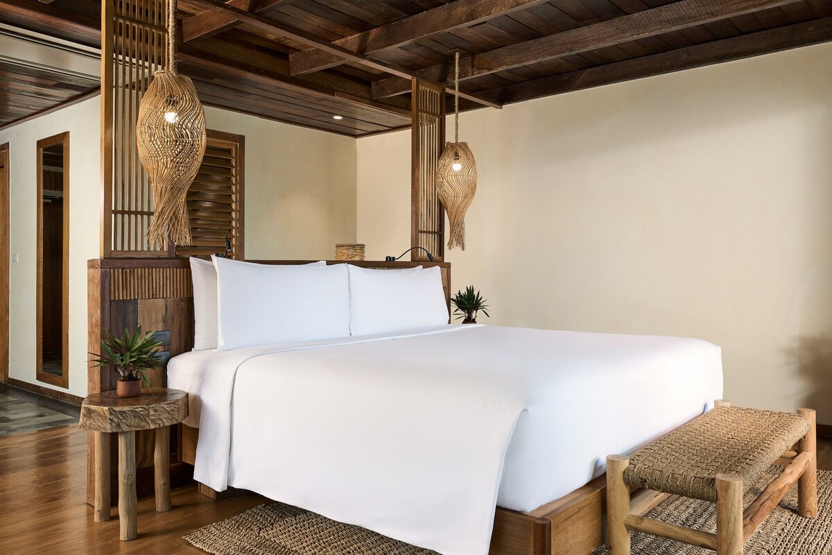 Grand Room, 1 King Bed, Sea View | Minibar, desk, laptop workspace, blackout drapes