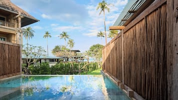 Minibar, muebles diferentes y escritorio