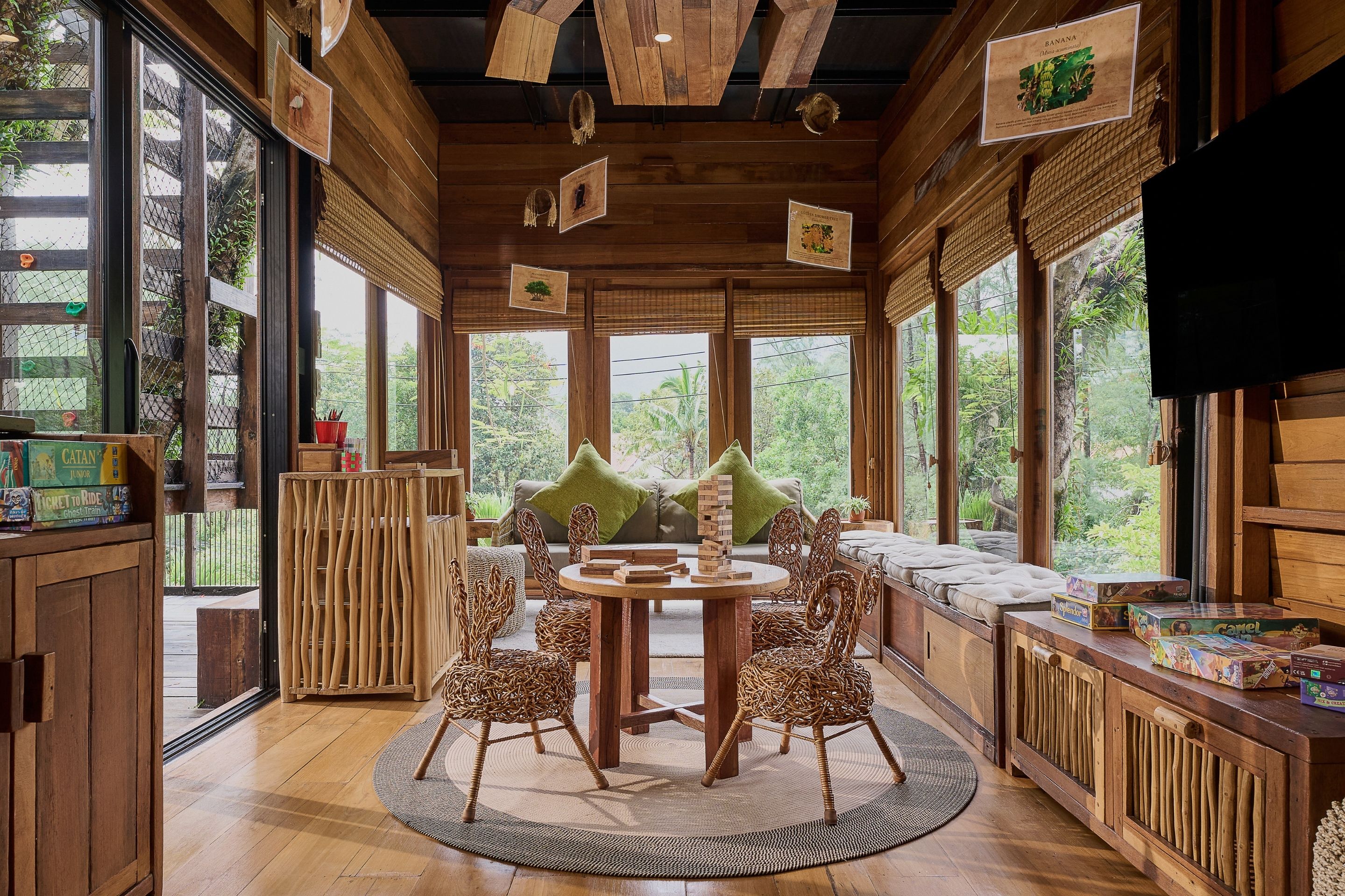 Un intérieur en bois avec une table ronde, des chaises et un canapé.