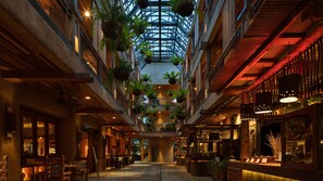 2 restaurants; ze serveren er ontbijt, lunch en diner 