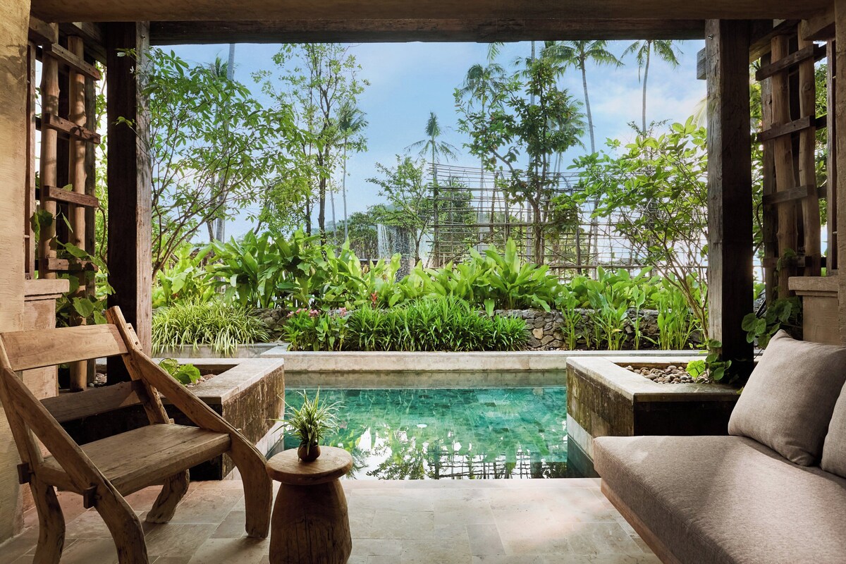 Grand Room, 1 King Bed, Pool Access, Garden View | Minibar, desk, laptop workspace, blackout curtains