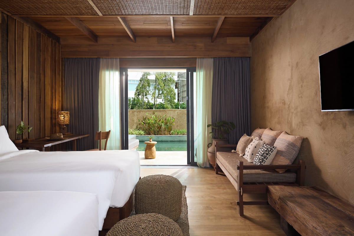 Chambre Prestige, 2 lits jumeaux, accès à la piscine, vue sur le jardin | Minibar, ameublement unique, bureau
