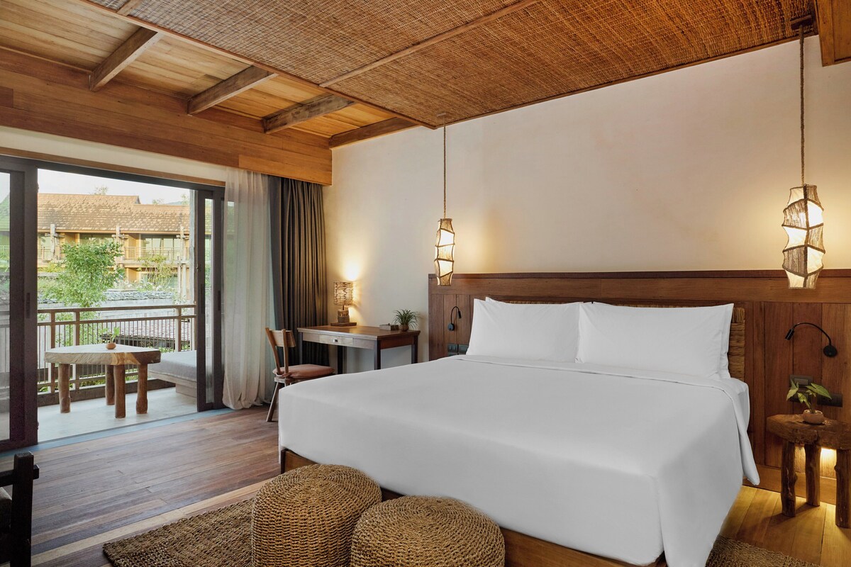 Deluxe Room | Minibar, desk, laptop workspace, blackout drapes