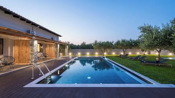 Piscine extérieure en saison, parasols, chaises longues