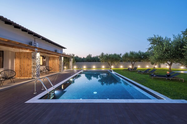 Außenpool (je nach Saison geöffnet), Sonnenschirme, Liegestühle