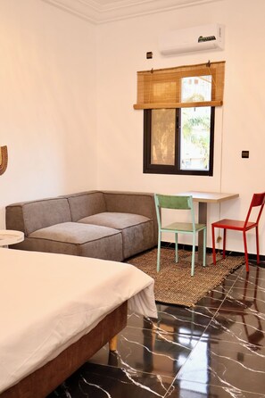 Estudi en suite familiar, balcó, vistes a la badia | Sala d'estar