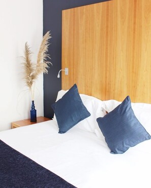 Standaard tweepersoonskamer, uitzicht op meer | Geluiddichte muren, gratis wifi