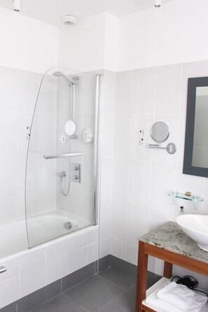 Standard Triple Room, Lake View | Bathroom