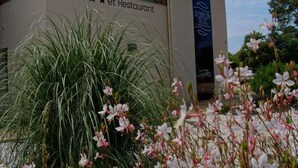 A hotel with a sign indicating it has 4 stars and a restaurant. - Au Bon Coin du Lac (Mimizan)