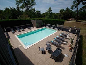 Seasonal outdoor pool, open 9:00 AM to 9:00 PM, pool umbrellas - Au Bon Coin du Lac (Mimizan)