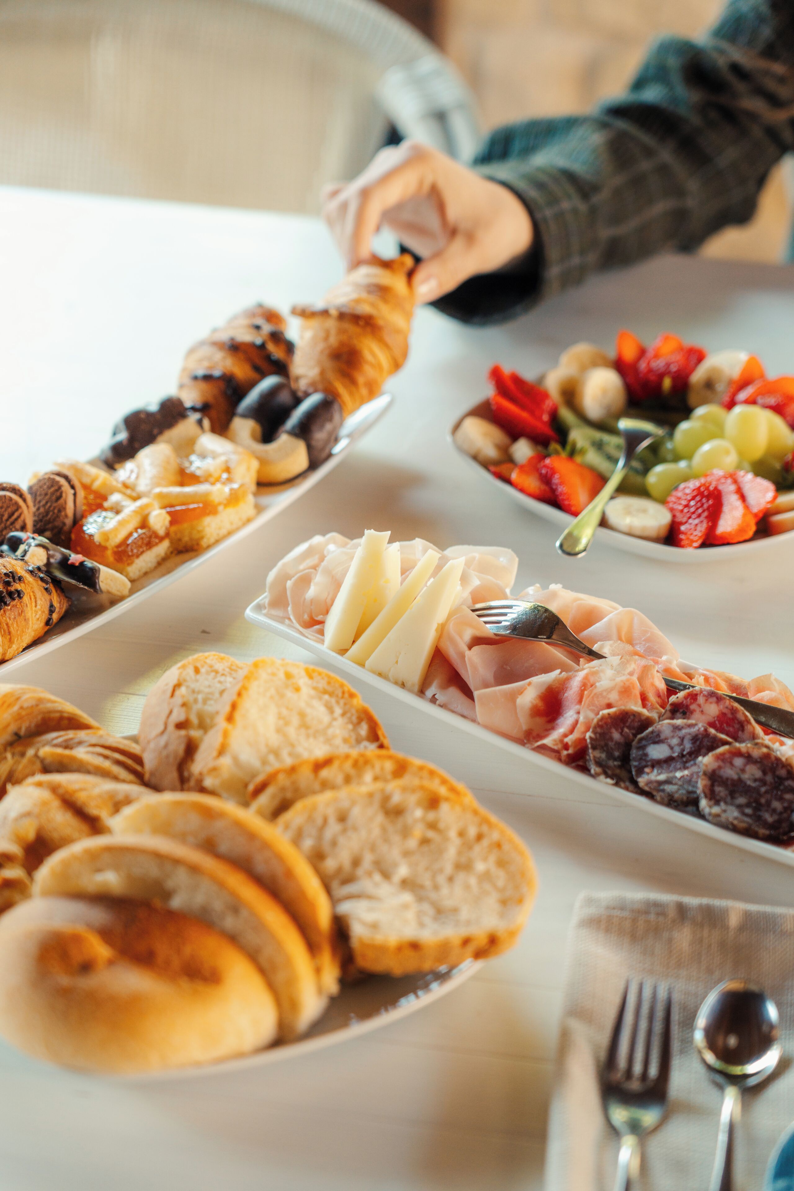 Taula amb diversos aliments, com ara pa, formatge i carn.