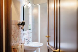 Doccia, asciugacapelli, bidet, asciugamani