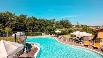 Piscine extérieure (ouverte en saison)