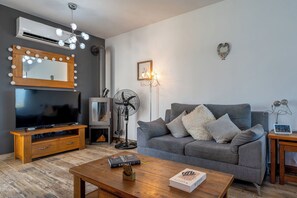 Télévision, cheminée, chaîne hi-fi