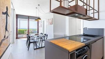 Jääkaappi, mikroaaltouuni, astianpesukone, kahvin-/teenkeitin