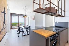 Fridge, microwave, dishwasher, coffee/tea maker