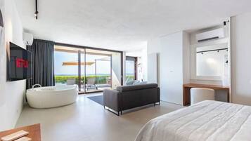 2 makuuhuonetta, työpöytä, silitysrauta/-lauta, vauvan matkasänky