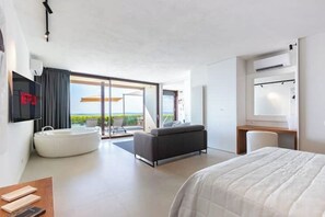 2 slaapkamers, een bureau, een strijkplank/strijkijzer, reisbedje