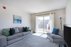 TV - Spacious 2BR/2BA Apt Nr UC Berkeley W/Free Parking (Berkeley)