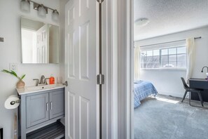 2 bedrooms, iron/ironing board, WiFi, bed sheets - Spacious 2BR/2BA Apt Nr UC Berkeley W/Free Parking (Berkeley)