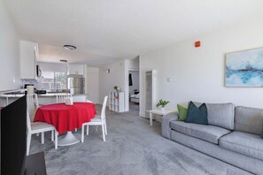 TV - Spacious 2BR/2BA Apt Nr UC Berkeley W/Free Parking (Berkeley)