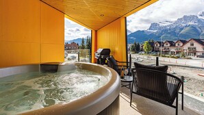 Ein Whirlpoolbereich mit Blick auf Berge und eine Straße.