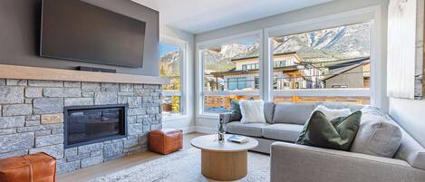 Televisión, chimenea y oficina