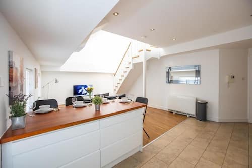 Appartement supérieur, 3 chambres, cuisine, vue sur la ville | Aire de séjour | Téléviseur à écran plat