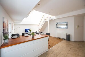 Apartamento superior, 3 quartos, cozinha, vista para a cidade | Área de estar | TV de tela plana