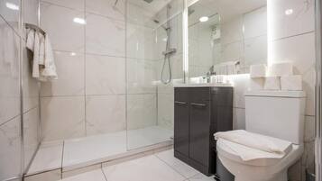 Deluxe Apartment, 2 Bedrooms, Kitchen | Bathroom | Hair dryer, towels, soap, shampoo