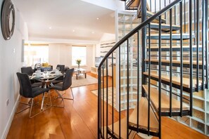 Apartamento luxo, 2 quartos, cozinha | Área de estar | TV de tela plana