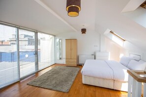 Superior-Apartment, 3 Schlafzimmer, Küche, Stadtblick | 2 Schlafzimmer, Zimmersafe, Bügeleisen/Bügelbrett, kostenloses WLAN