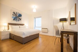 Apartamento luxo, 2 quartos, cozinha | Cofres nos quartos, ferros/tábuas de passar roupa, Wi-Fi de cortesia