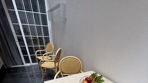 A dining area with a table, chairs, and a bowl of fruit. - Liudis House (Tijoco Bajo)