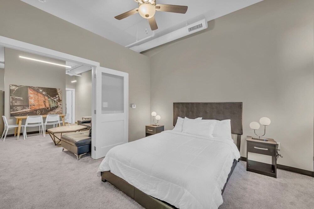 Cute place to stay with parking near the airport WiFi Washer Dryer