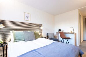 Iron/ironing board, WiFi, bed sheets