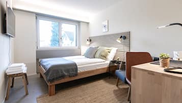 Een strijkplank/strijkijzer, wifi, beddengoed