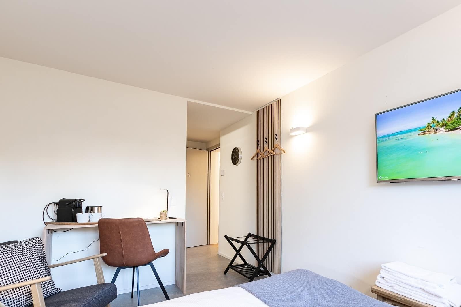 Een strijkplank/strijkijzer, wifi, beddengoed