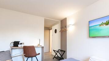 Een strijkplank/strijkijzer, wifi, beddengoed